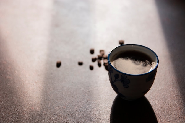 Kaffee nah oben mit hellem Schatten