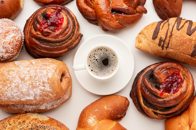 Kaffee umgeben von leckerem Gebäck