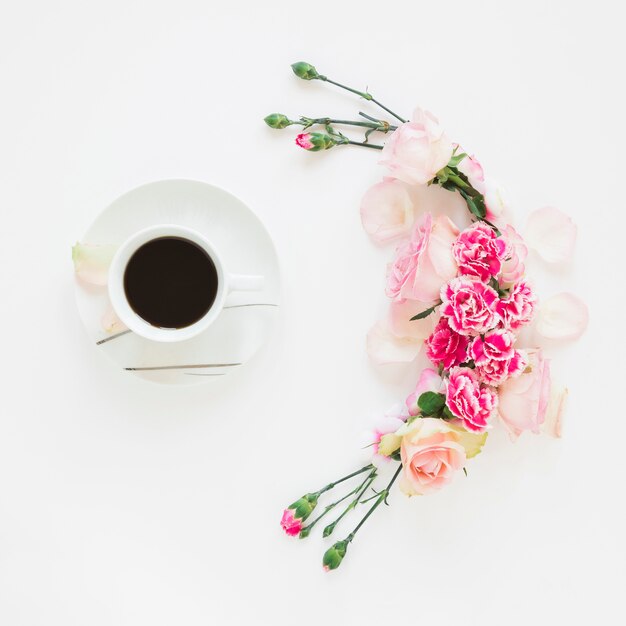 Kaffee und Blumen