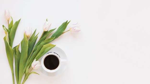 Kaffee und Blumen