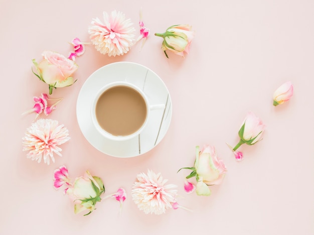 Kostenloses Foto kaffee und blumen