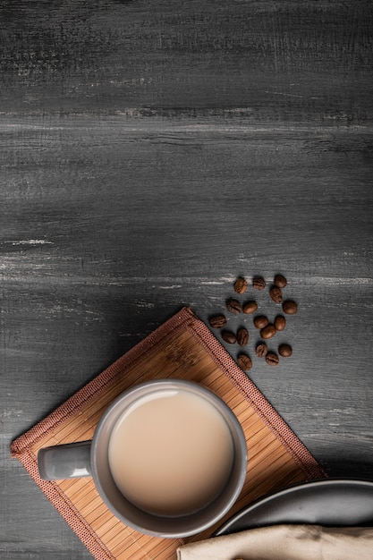 Kaffee und Bohnen mit Kopienraum