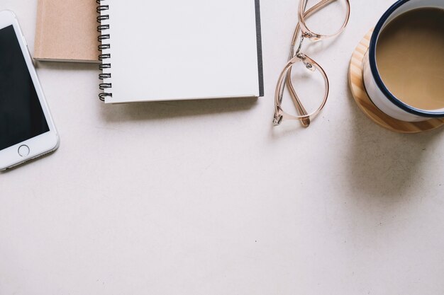 Kostenloses Foto kaffee und briefpapier auf weiß