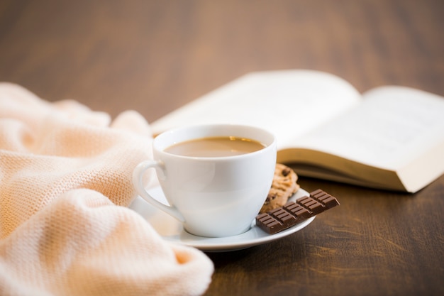 Kostenloses Foto kaffee und buch