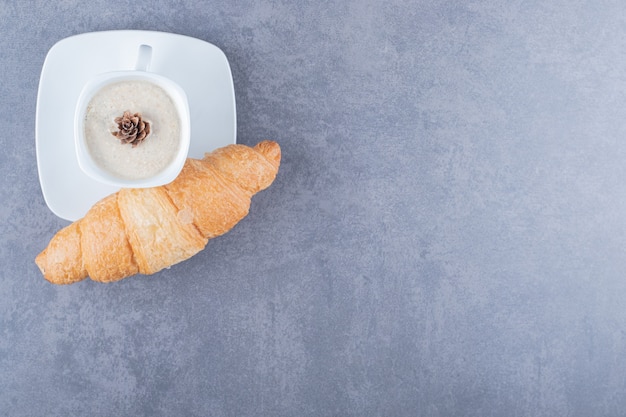 Kaffee und Croissants. Klassisches französisches Frühstück.