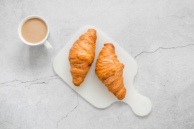 Kaffee und Croissants