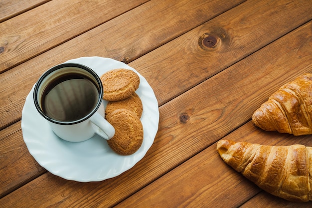 Kostenloses Foto kaffee und kekse auf dem tisch