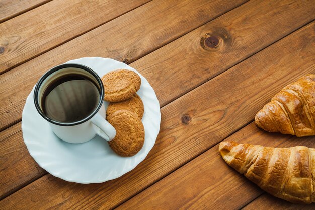 Kaffee und Kekse auf dem Tisch