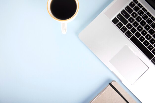 Kaffee und Notebook in der Nähe von Laptop