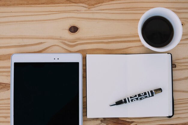 Kaffee und Notebook in der Nähe von Tablet