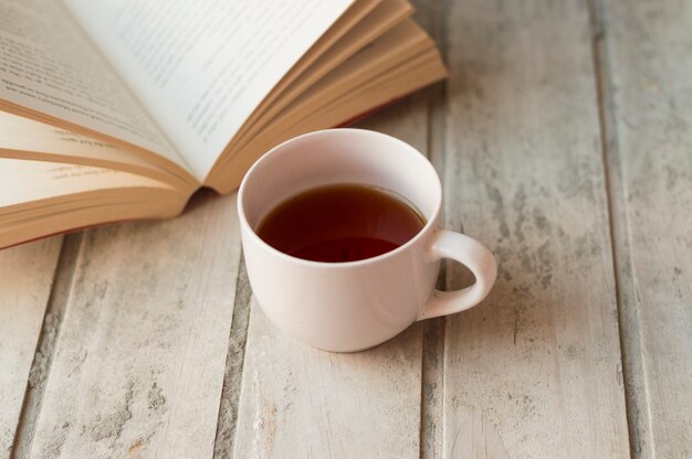 Kaffee und offenes Buch