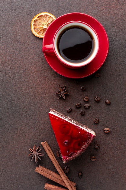 Kaffee und roter Kuchen in flacher Lage