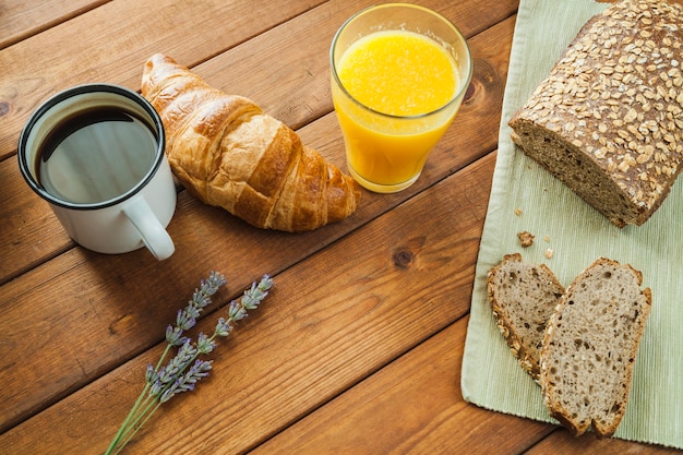 Kaffee und Saft mit Gebäck