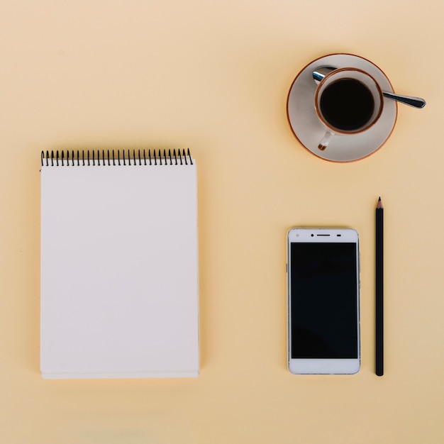 Kaffee und Smartphone in der Nähe von Notebook