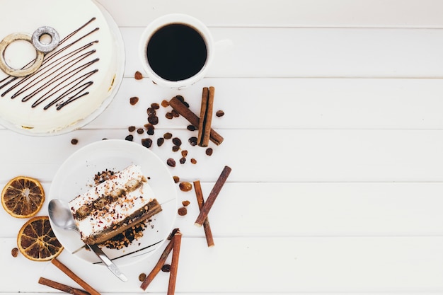 Kostenloses Foto kaffee und zimt in der nähe von kuchen