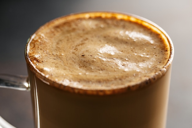 Kostenloses Foto kaffee-zimt-getränk mit milch