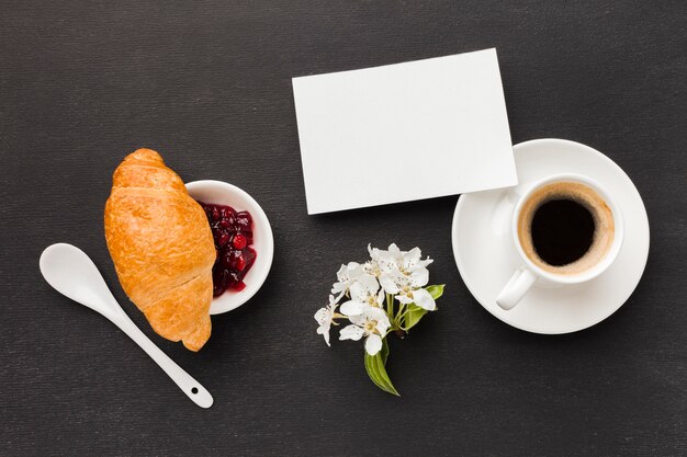 Kaffee zum Frühstück und Croissant auf dem Tisch