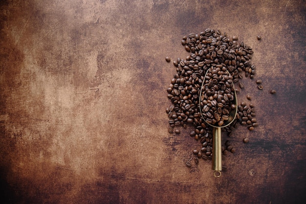 Kaffeebohnen auf altem Holzhintergrund