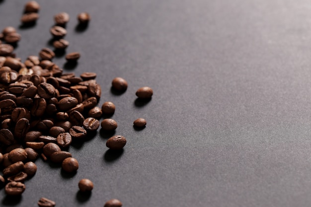 Kaffeebohnen auf dunklem Hintergrund