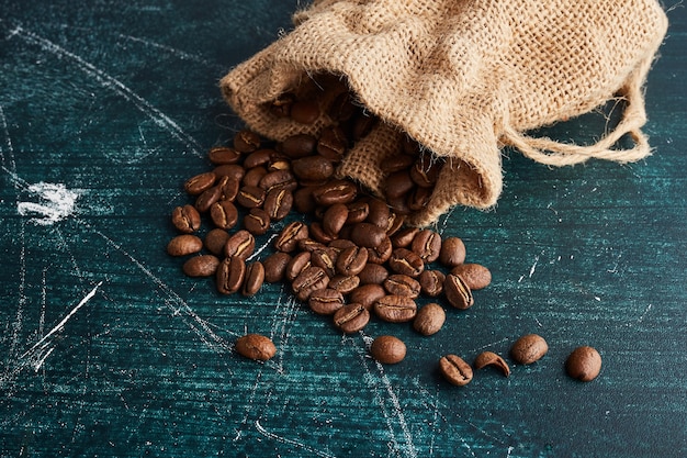 Kostenloses Foto kaffeebohnen aus einer rustikalen tasche.