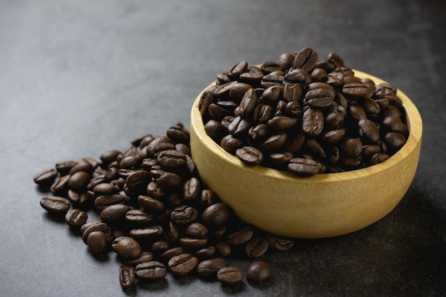 Kaffeebohnen in der Schüssel auf dem Tisch