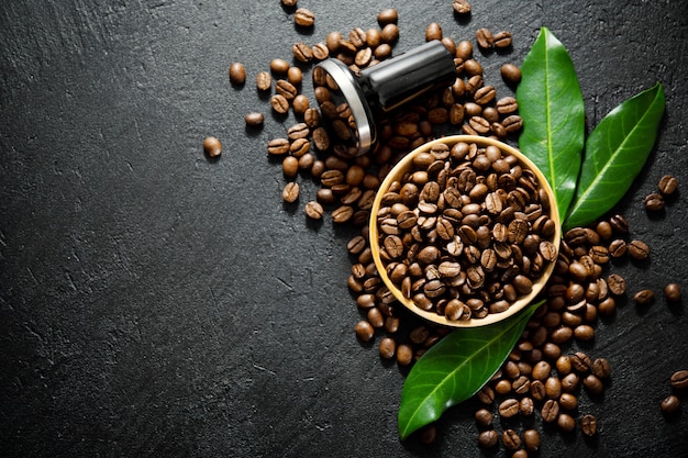 Kaffeebohnen mit Requisiten für die Zubereitung von Kaffee
