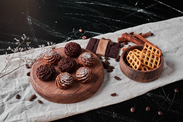 Kaffeebohnen mit Schokoladenpralinen und Keksen