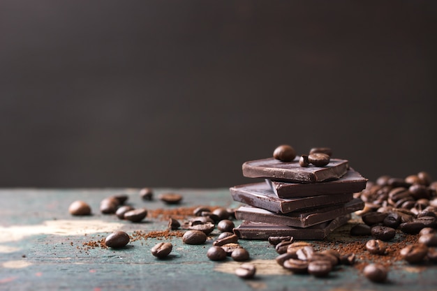 Kaffeebohnen mit Stücken von Bitterschokolade