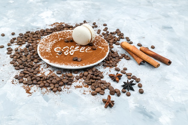 Kostenloses Foto kaffeebohnen und gewürze auf schmutzhintergrund