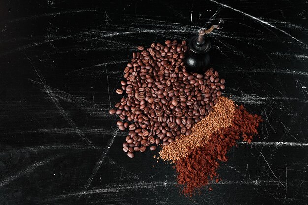 Kaffeebohnen und Pulver auf dem Schwarz