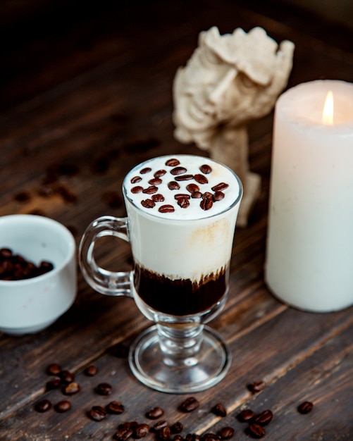 Kostenloses Foto kaffeecocktail mit schlagsahne und kaffeebohnen an der spitze