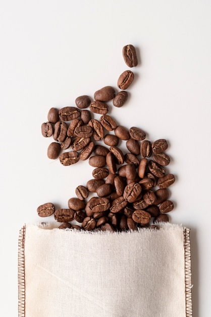 Kaffeedampfdesign aus gerösteten Bohnen