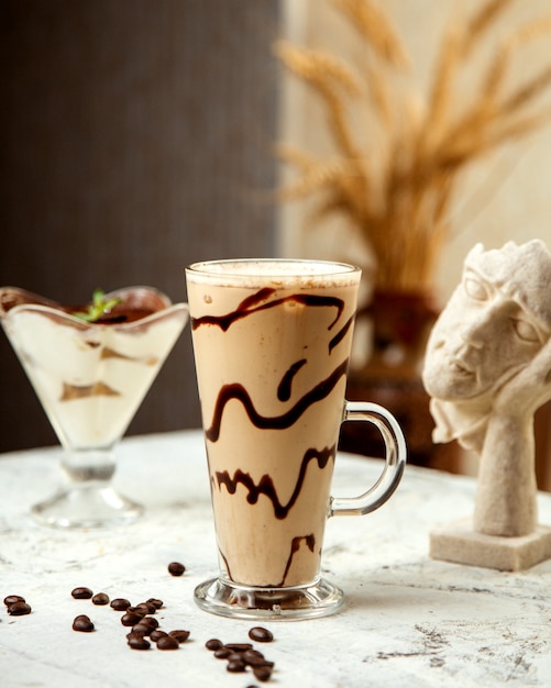 Kostenloses Foto kaffeegetränk mit schokoladensirup nach innen