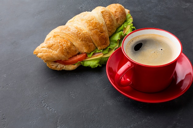 Kaffeegetränk und Sandwich