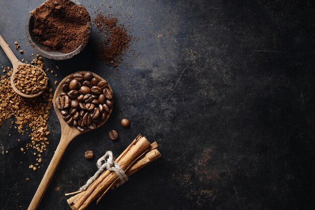 Kaffeekonzept mit gemahlenem und Instantkaffee Kaffeebohnenzucker auf Draufsicht des dunklen Weinlesehintergrundes