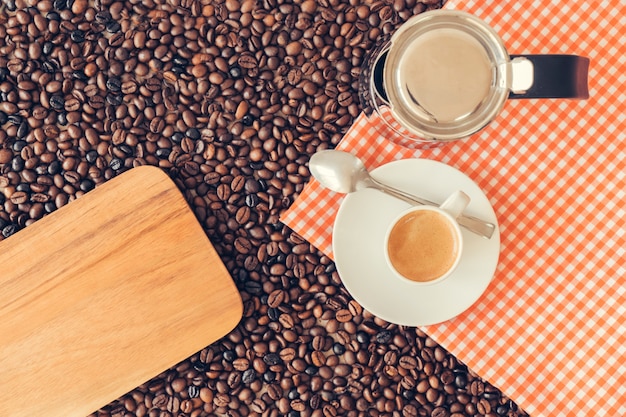 Kaffeekonzept mit Tuch und Tafel
