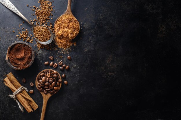 Kaffeekonzept mit verschiedenen Arten von Kaffee, Kaffeebohnen, Milch und Zimtstangen auf grauem Hintergrund Flach lag