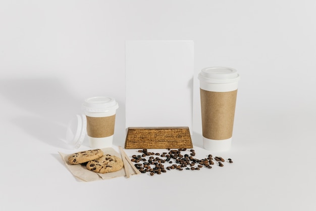 Kaffeekonzept mit weißem Brett