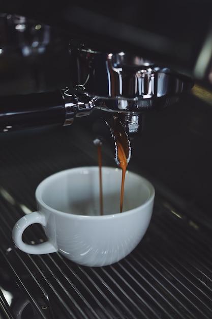 Kostenloses Foto kaffeemaschine eine tasse füllen