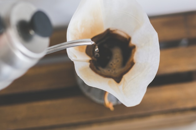 Kaffeemaschine, gießt Kaffee auf Filter
