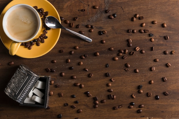 Kaffeeset und Zuckerdose in der Nähe von Kaffeebohnen