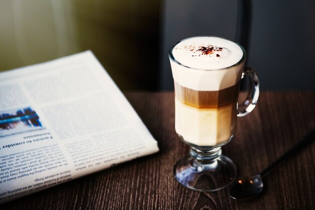 Kaffeestube-Café Latte Cappuccino-Zeitungs-Konzept