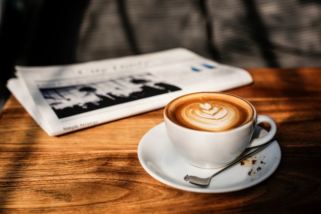 Kaffeestube-Café Latte Cappuccino-Zeitungs-Konzept