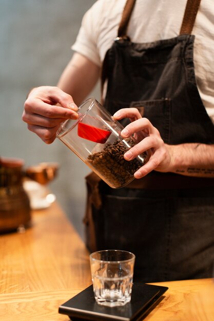 Kaffeestubemitarbeiter, der Kaffee macht