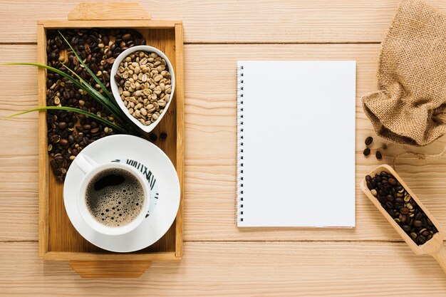 Kaffeetablett mit Notebook-Modell