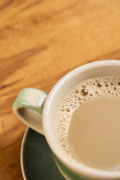 Kaffeetasse auf dem Tisch. Draufsicht