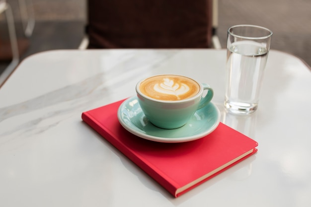 Kostenloses Foto kaffeetasse auf der terrasse im hohen winkel