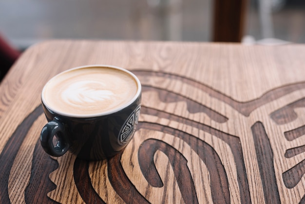 Kostenloses Foto kaffeetasse auf holztisch