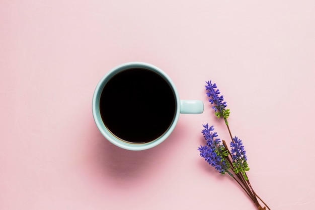 Kaffeetasse auf rosa Hintergrund