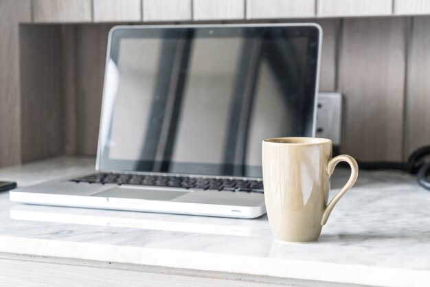 Kaffeetasse mit Laptop und schöne Luxus Tischdekoration im Wohnzimmer Interieur für Hintergrund